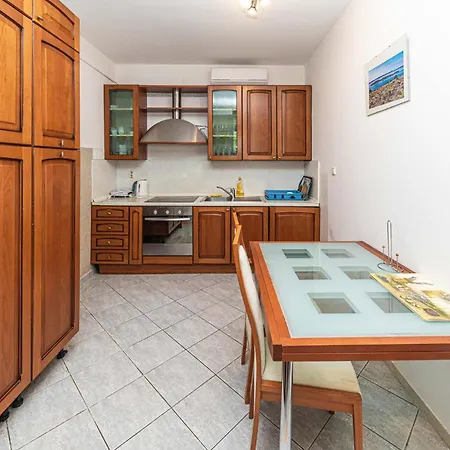 Holiday home 8 Bedroom Gorgeous In Okrug Donji