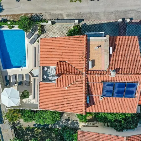 Holiday home 8 Bedroom Gorgeous In Okrug Donji