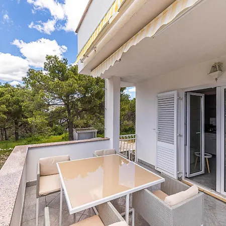 8 Bedroom Gorgeous In Okrug Donji Holiday home