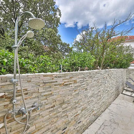 8 Bedroom Gorgeous In Okrug Donji Holiday home Donji Okrug (Ciovo)