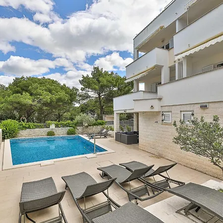 8 Bedroom Gorgeous In Okrug Donji Vakantiehuis Donji Okrug (Ciovo)
