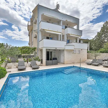 Vakantiehuis 8 Bedroom Gorgeous In Okrug Donji *