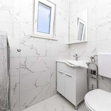 8 Bedroom Gorgeous In Okrug Donji 펜션