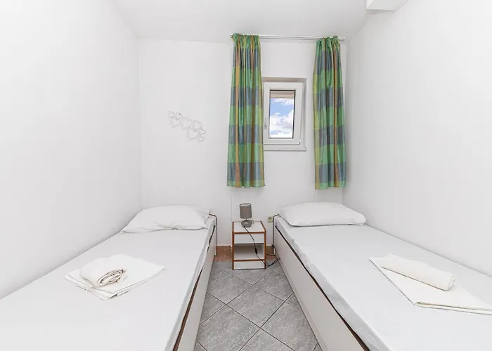 Vakantiehuis 8 Bedroom Gorgeous In Okrug Donji Donji Okrug (Ciovo)