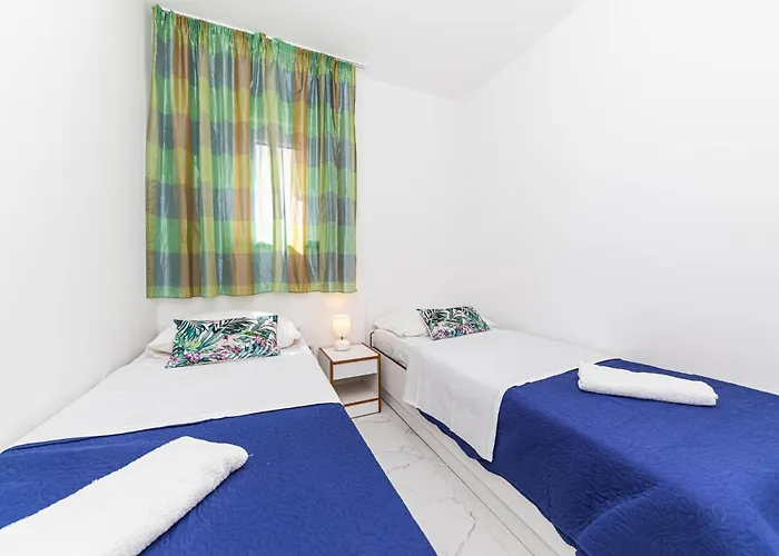 Vakantiehuis 8 Bedroom Gorgeous In Okrug Donji Donji Okrug (Ciovo)
