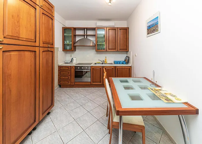 Vakantiehuis 8 Bedroom Gorgeous In Okrug Donji
