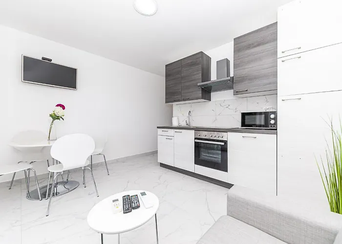 8 Bedroom Gorgeous In Okrug Donji Vakantiehuis *