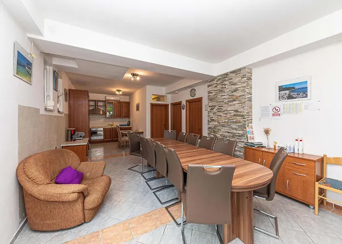 Vakantiehuis 8 Bedroom Gorgeous In Okrug Donji *