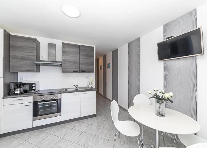 8 Bedroom Gorgeous In Okrug Donji * Donji Okrug (Ciovo)