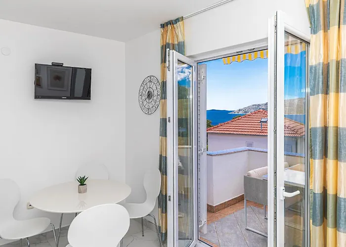 Vakantiehuis 8 Bedroom Gorgeous In Okrug Donji