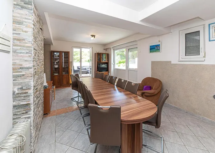 8 Bedroom Gorgeous In Okrug Donji Vakantiehuis