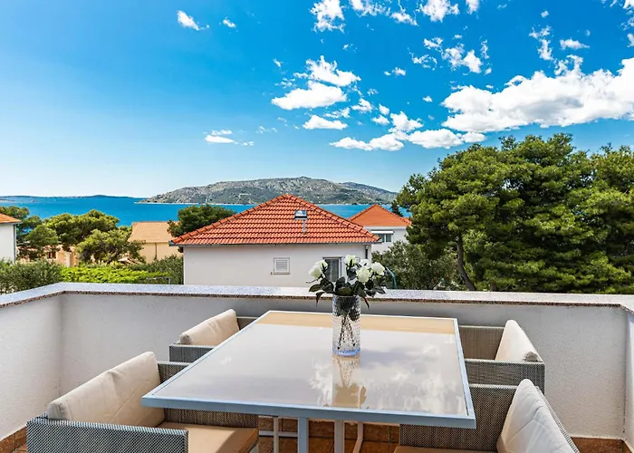 8 Bedroom Gorgeous In Okrug Donji Vakantiehuis *