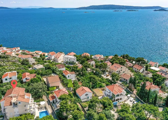 Vakantiehuis 8 Bedroom Gorgeous In Okrug Donji *
