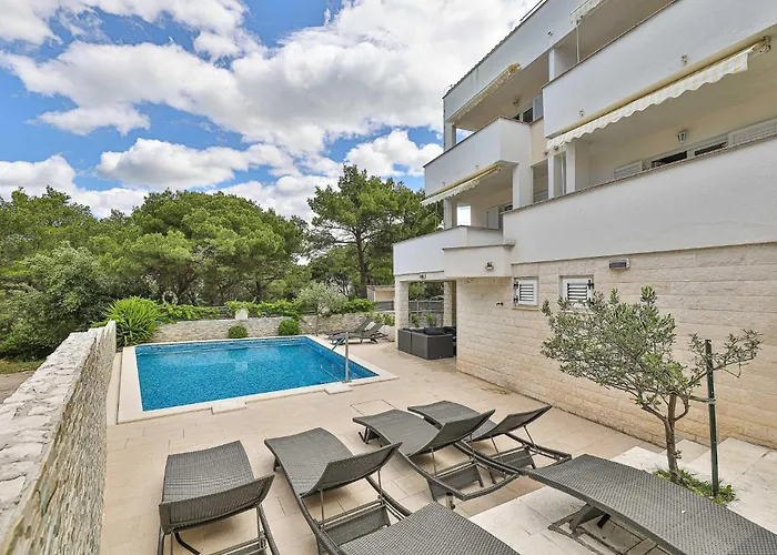 8 Bedroom Gorgeous In Okrug Donji Vakantiehuis Donji Okrug (Ciovo)