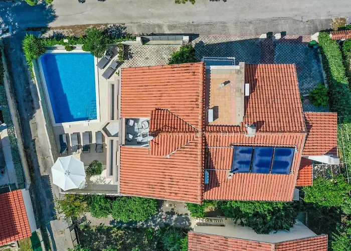 Vakantiehuis 8 Bedroom Gorgeous In Okrug Donji
