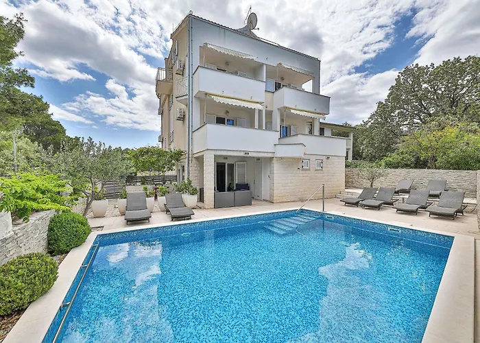 Vakantiehuis 8 Bedroom Gorgeous In Okrug Donji *
